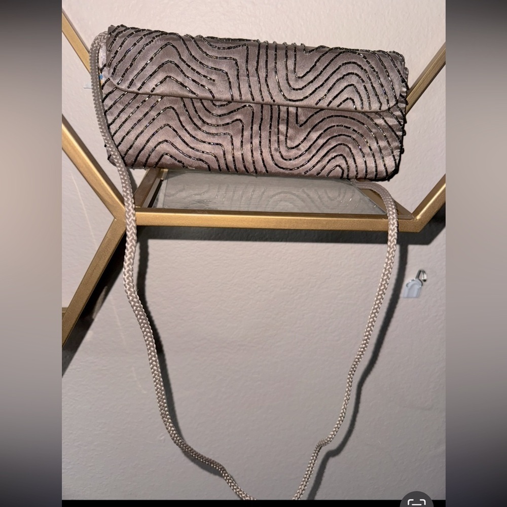🌟 Bijoux Terner Taupe & Black Beaded Wave Pattern Convertible Clutch